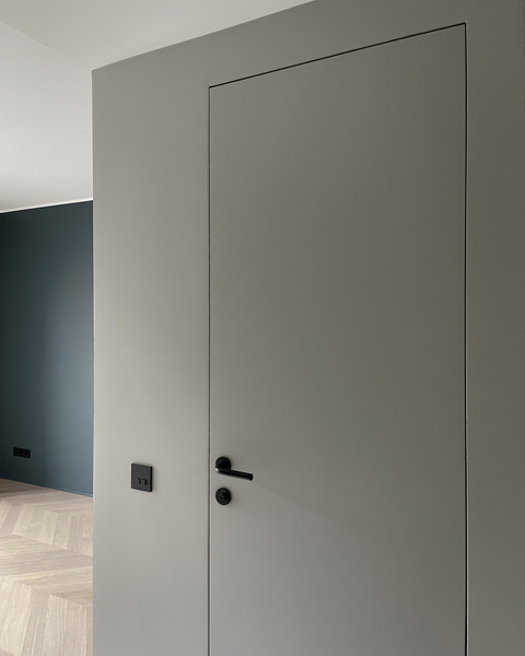 Kundbild på grå dörr med svarta beslag