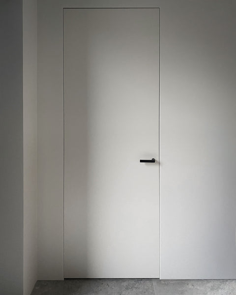 Vit dörr från njord